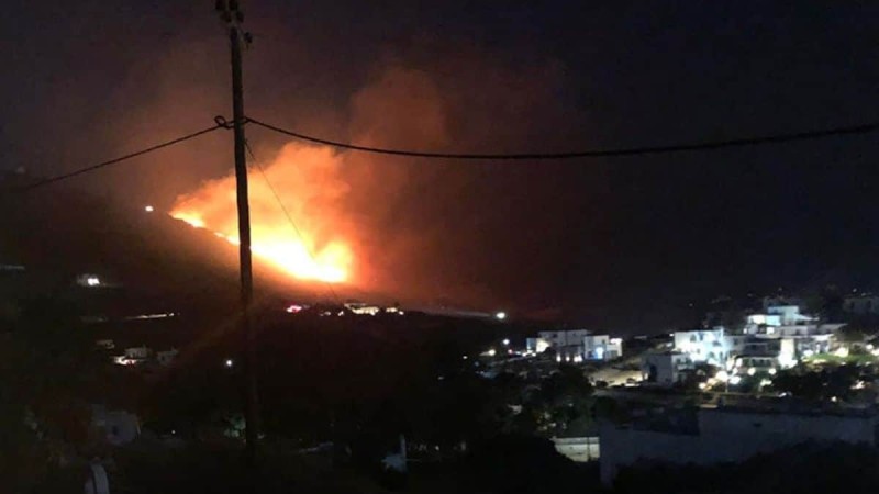 Ισχυρή πυρκαγιά στην Πάρο - Φαίνεται και από την Νάξο (video)