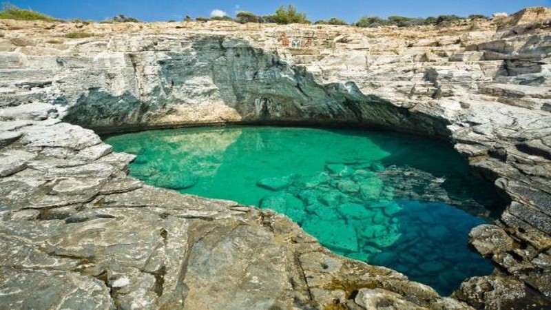 8 μέτρα από το έδαφος: Η πιο εντυπωσιακή φυσική πισίνα – παραλία του κόσμου βρίσκεται στην Ελλάδα!