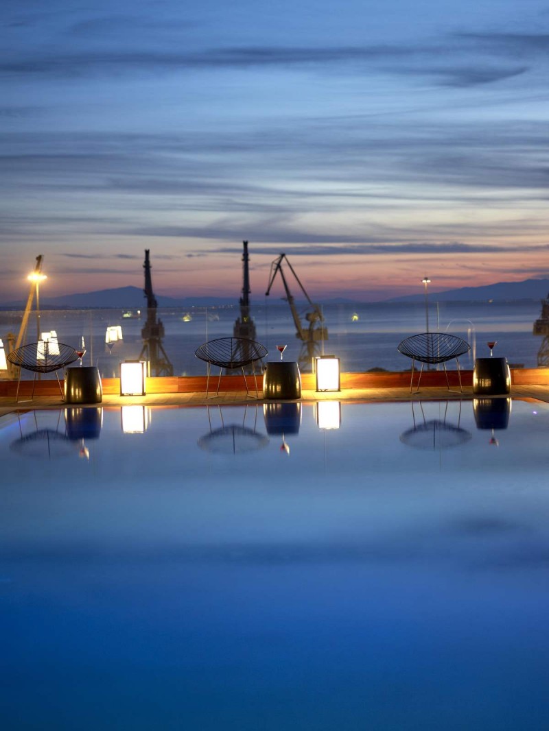 Tο αφοπλιστικά ειδυλλιακό Sky Bar του πολυτελούς The Met Hotel στη Θεσσαλονίκη