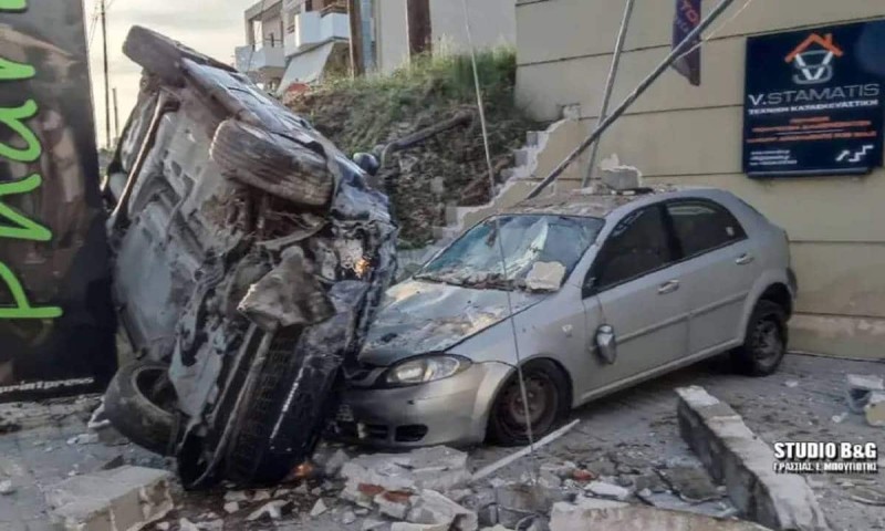 Σοκαριστικό τροχαίο στο Ναύπλιο: Τρελή πορεία ΙΧ - Γκρέμισε μάντρα και έπεσε σε σταθμευμένα οχήματα (Photos)