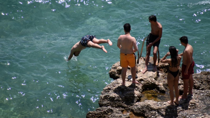 Η φωτογραφία της ημέρας: Βουτιές στην παραλία Αρβανιτιάς στο Ναύπλιο