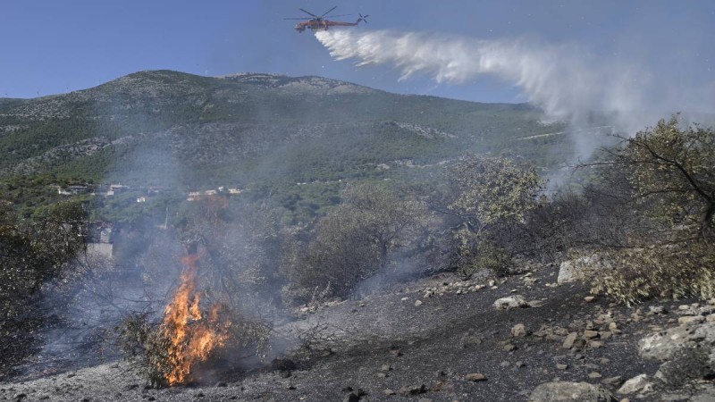 Φωτιά στην Αχαϊα: Επιχείρηση σε δύσβατο σημείο του δήμου Αιγιαλείας και ρίψεις από ελικόπτερο