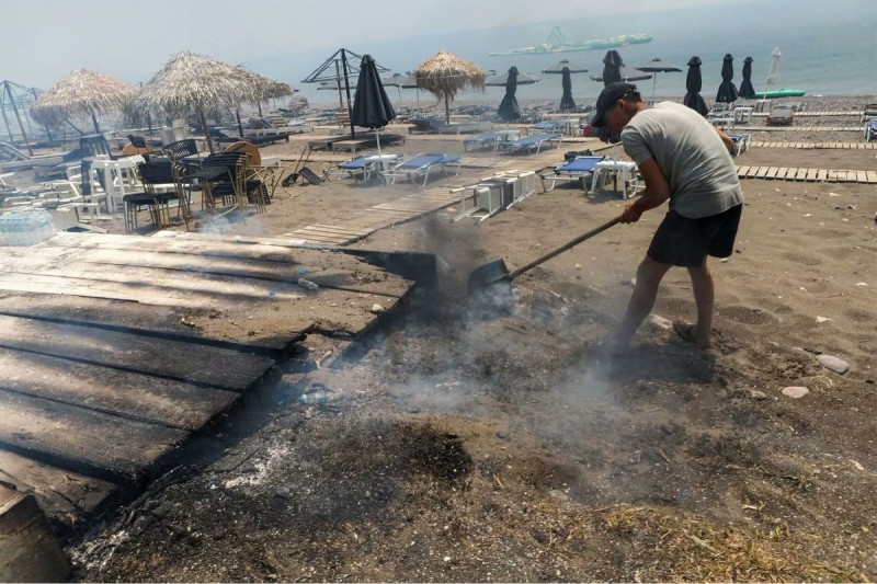 Εικόνες αποκάλυψης από την πυρκαγιά στην Λέσβο! Οι φλόγες έκαψαν μέχρι και... ομπρέλες στην παραλία!