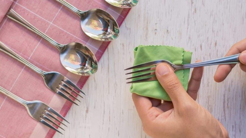 Γυαλίστε τα μαχαιροπίρουνα σας χωρίς χημικά με μαγειρική σόδα και άλλα 2 υλικά