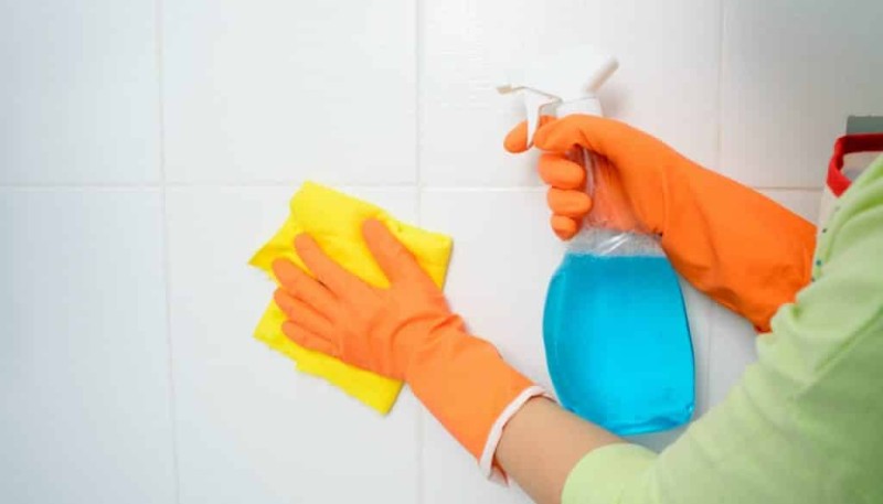 Μούχλα στη μπανιέρα: Φτιάξτε το πιο εύκολο καθαριστικό με 3 υλικά για τα πλακάκια της μπανιέρας