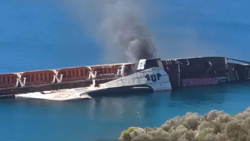 Φωτιά σε ναυαγισμένο πλοίο στην Ελευσίνα (video)