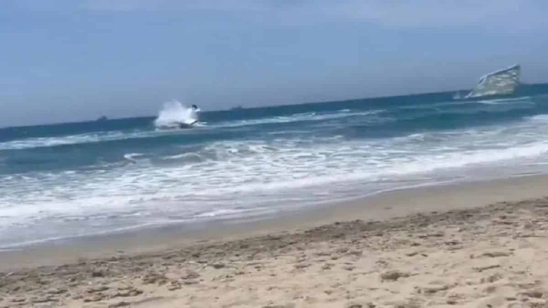 «Όχι, ρε φίλε, το έχω σε βίντεο»: Αεροπλάνο έπεσε στη θάλασσα μερικά μέτρα από την παραλία!