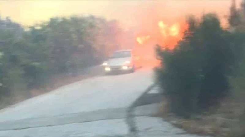 Φωτιά στην Πεντέλη: Αυτοκίνητο περνάει μέσα από τις φλόγες στο Ντράφι (Video)