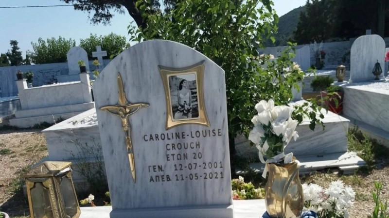 Έγκλημα στα Γλυκά Νερά: Η Καρολάιν σήμερα θα γινόταν 21 ετών - Κεριά και λουλούδια στο μνήμα της (photo)