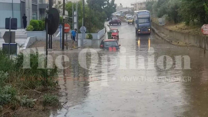 Καιρός – Δραματική εξέλιξη στην Θεσσαλονίκη: Ένα αμάξι σχεδόν «εξαφανίστηκε» – Πτώση μεγάλου δέντρου και δρόμοι ποτάμια