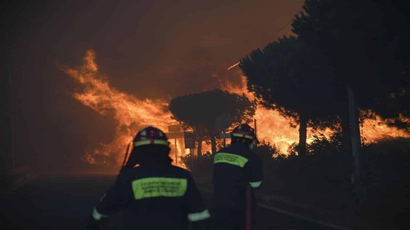 Φωτιά στα Μέγαρα: Πυροσβέστης με αναπνευστικά προβλήματα λόγω του καπνού