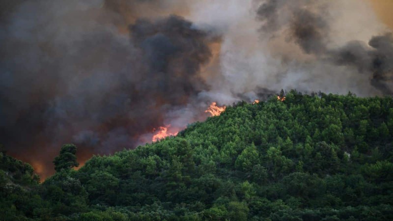 Πυρκαγιές στο νότο της Αλβανίας- Απειλούν ελληνικά μειονοτικά χωριά