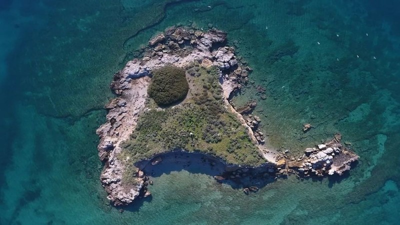Το άγνωστο νησάκι της Ιτέας που το αποκαλούν το «καπέλο του Βενιζέλου»