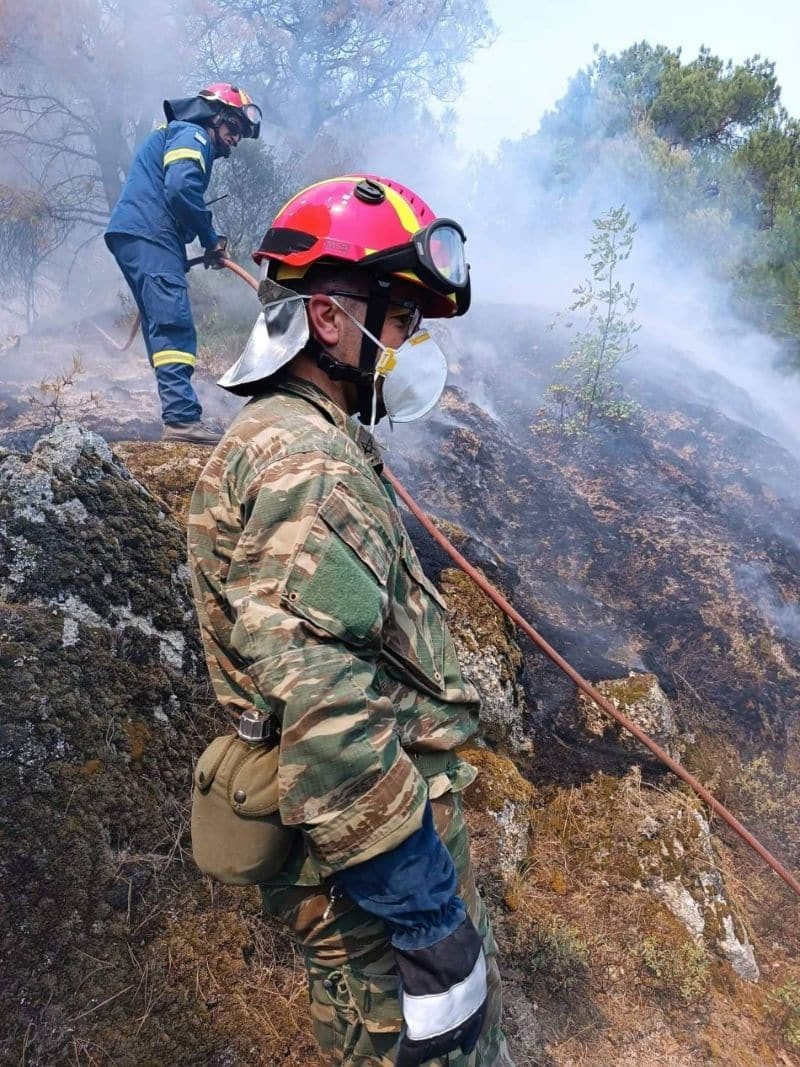 Η πύρινη λαίλαπα σαρώνει το δάσος της Δαδιάς: Συγκλονιστικές εικόνες από τα ελικόπτερα του Στρατού