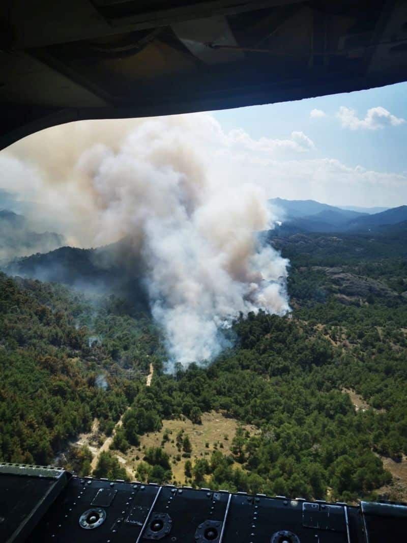 Η πύρινη λαίλαπα σαρώνει το δάσος της Δαδιάς: Συγκλονιστικές εικόνες από τα ελικόπτερα του Στρατού