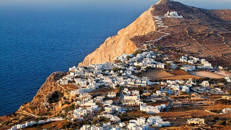 Δεν είναι η Μύκονος ούτε η Σαντορίνη: Το μαγικό ελληνικό νησί που θα σε κάνει να «κολλήσεις» και να πηγαίνεις κάθε χρόνο
