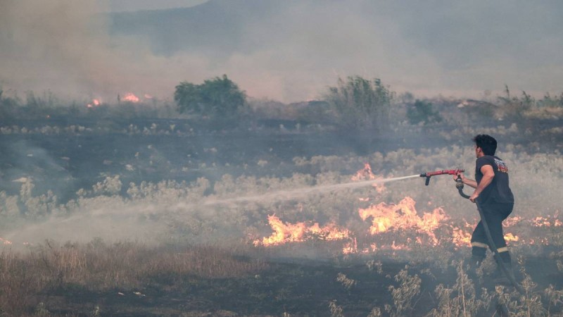 Φωτιά στην Άμφισσα: Καίει σε 2 μέτωπα – Προληπτική εκκένωση της Μονής Προφήτη Ηλία