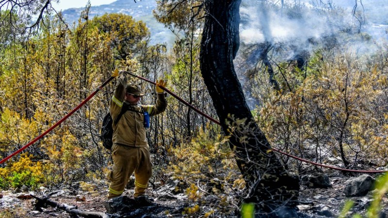 Μεγάλη ανησυχία για τη φωτιά στις Πόρτες Αχαΐας: Διατάχθηκε εκκένωση του χωριού Βάλμη - Ηχεί το «112» (video)