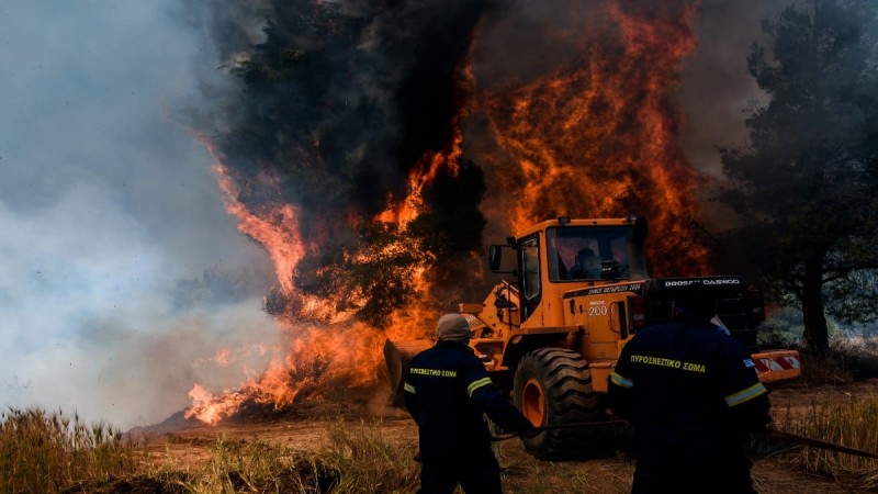 Επικίνδυνη φωτιά στην Αχαΐα - Ήχησε το «112»: Άμεση απομάκρυνση κατοίκων από δύο οικισμούς