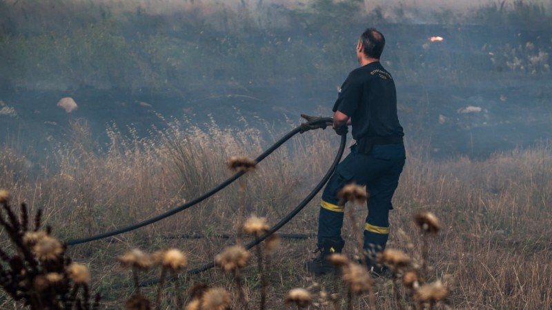 Φωτιά στον Κάλαμο: Επίγειες δυνάμεις στη μάχη της κατάσβεσης