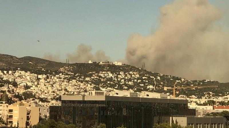 Φωτιά στο Νταού Πεντέλης: Εκκενώνεται το Ντράφι – Στα 500 μέτρα από τα πρώτα σπίτια η πυρκαγιά
