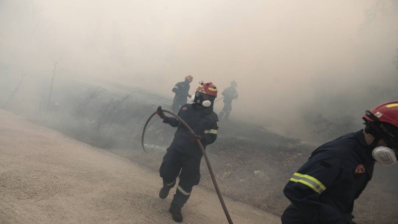 Φωτιά στην Σαλαμίνα – Στη μάχη επίγεια και εναέρια μέσα πυρόσβεσης (video)