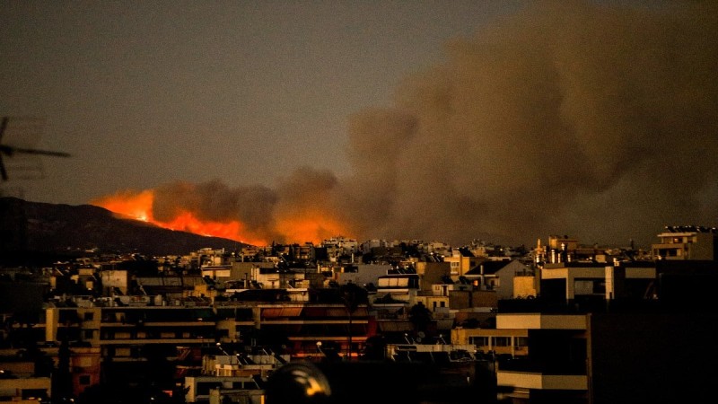 Μαίνεται ανεξέλεγκτη η φωτιά στην Πεντέλη: Ποιες περιοχές έχουν εκκενωθεί - Εφιαλτική νύχτα για τους κατοίκους! Πού έχουν γίνει εκτροπές κυκλοφορίας (Video)