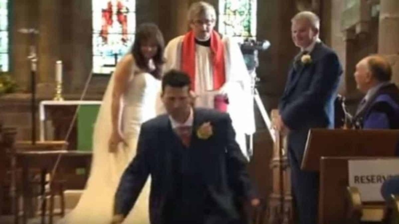 Ο ιερέας ήταν έτοιμος να αρχίσει το μυστήριο του γάμου και ο γαμπρός έφυγε τρέχοντας από την εκκλησία για τον πιο απίστευτο λόγο!