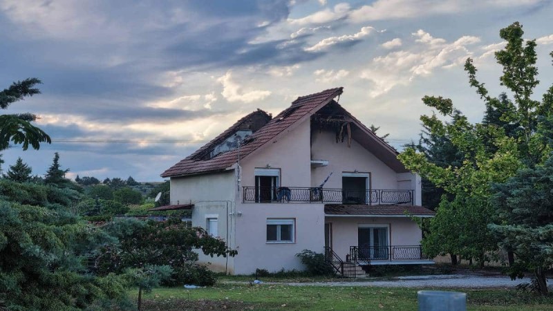 Σοκ στην Λάρισα: Κεραυνός διέλυσε αυτή τη στέγη σπιτιού – Τι λέει η οικογένεια για τις σκηνές που εκτυλίχθηκαν