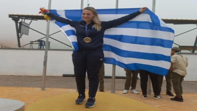 Άννα Κορακάκη: Πήρε το χρυσό και η ελληνική σημαία χάθηκε στον ουρανό – Το απίστευτο στιγμιότυπο εν μέσω… ομίχλης! (video)