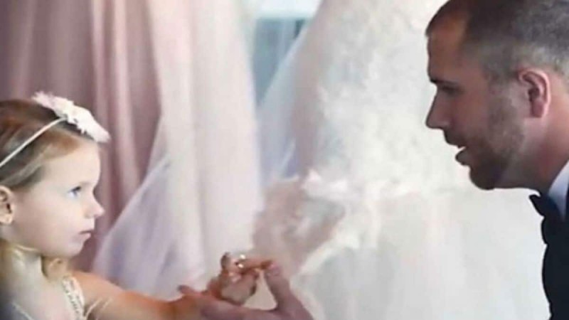 Μοιάζει με έναν κανονικό γάμο μέχρι που ο γαμπρός σκύβει στην κόρη της νύφης και της λέει... (Video)