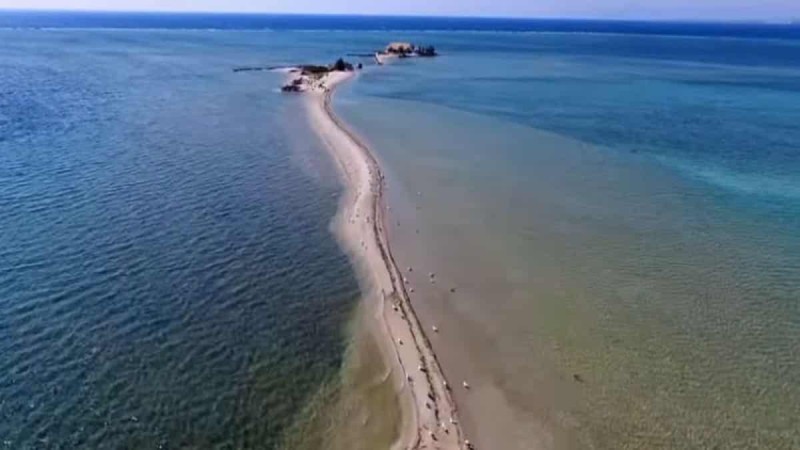 Αν υπάρχει παράδεισος, τότε είναι στην... Ελλάδα: Το άγνωστο νησί που είναι όλο μια μεγάλη παραλία και θυμίζει Μαλδίβες! (Video)