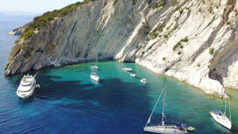 Σκέτο όνειρο: Το ελληνικό νησί που λατρεύουν οι πλουσιότεροι άνθρωποι του κόσμου