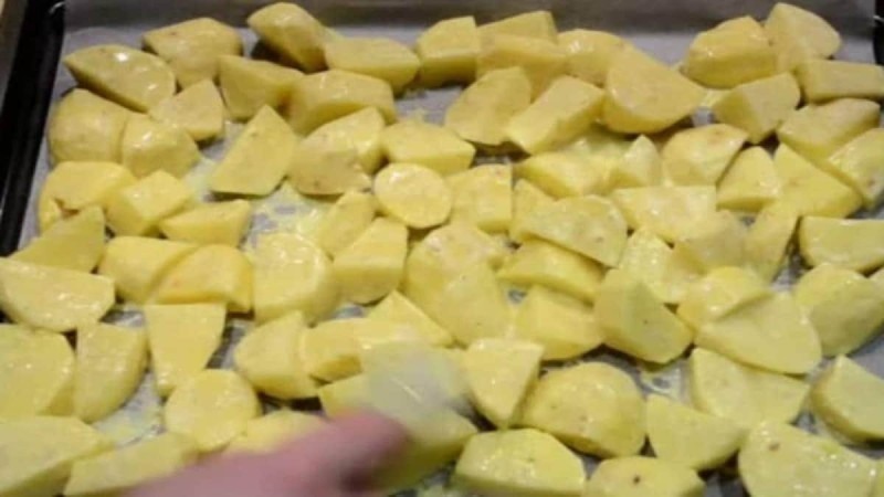 Λύστε το πρόβλημα μια για πάντα: Το απλό κόλπο για να ξεκολλήσετε τις πατάτες που κολλάνε στο ταψί