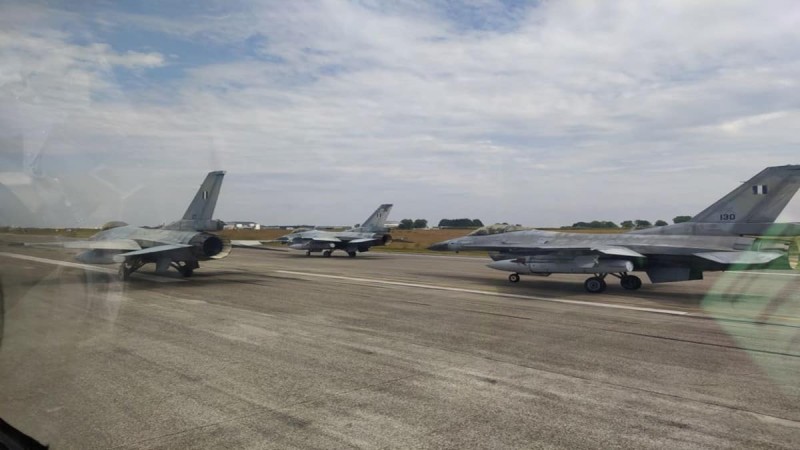 Θρίλερ στον αέρα: Μαχητικά αεροσκάφη διασταυρώθηκαν με ανεμπτεριστές πάνω από τον Φενεό (video)