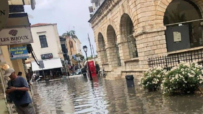 Καταρρακτώδης βροχή στο Ρέθυμνο – Διακοπές ρεύματος από την ισχυρή καταιγίδα (photos)