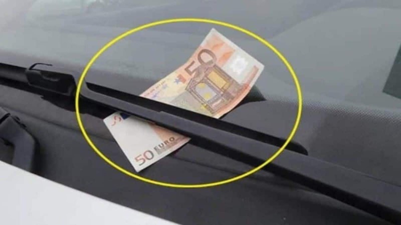 Αν δείτε κάτω από τον υαλοκαθαριστήρα του αυτοκινήτου σας χαρτονόμισμα, απομακρυνθείτε