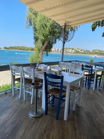 εστιατόρια και ταβέρνες στην Αθήνα με θέα τη θάλασσα