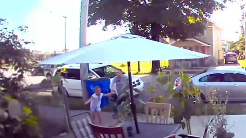 Κάμερα κατέγραψε τη στιγμή που άντρας προσπαθεί να απαγάγει 6χρονο κοριτσάκι - Πώς σώθηκε το αγγελούδι (video)