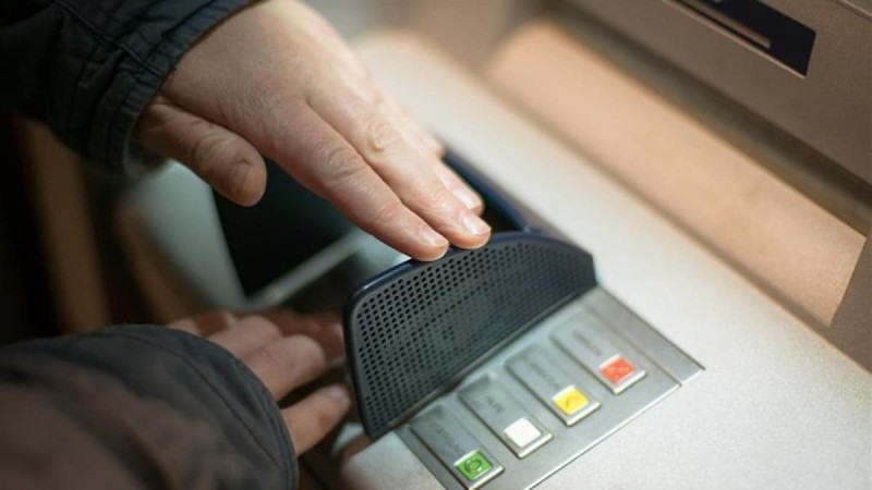 Προσοχή: Απάτη στα ATM με τη μέθοδο «φουρκέτα» - Πώς να προστατευτείτε