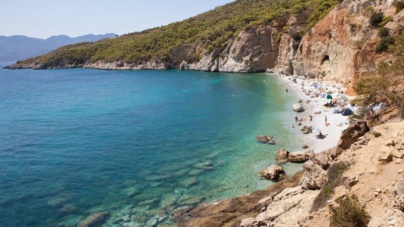 Το ελληνικό νησί που απέχει μια ώρα από Αθήνα και οι παραλίες του θυμίζουν Μπαχάμες