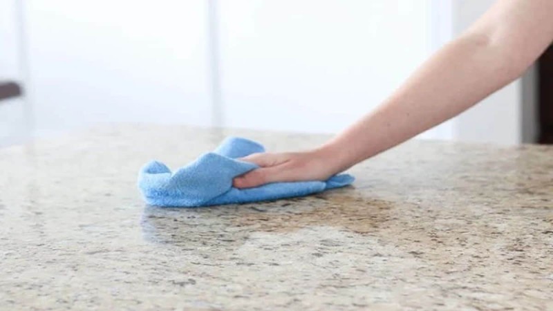 Μαρμάρινο πάτωμα: Ο πρωτότυπος τρόπος να αφαιρέσετε τους λεκέδες χωρίς χημικά καθαριστικά