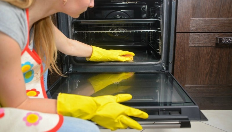 Εσωτερικό γυαλί φούρνου: Όλα τα βήματα για να το καθαρίσετε σωστά και έξυπνα