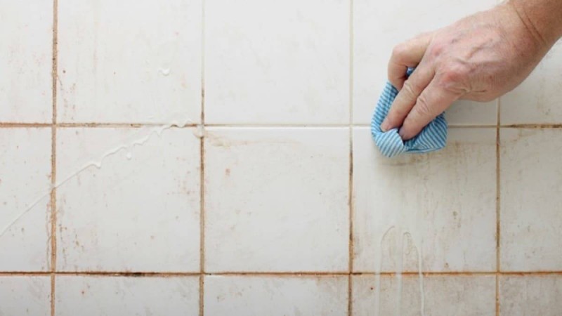Γιατί η γιαγιά ξέρει: Το απλό κόλπο για να κάνετε τα πλακάκια του μπάνιου σας να λάμπουν