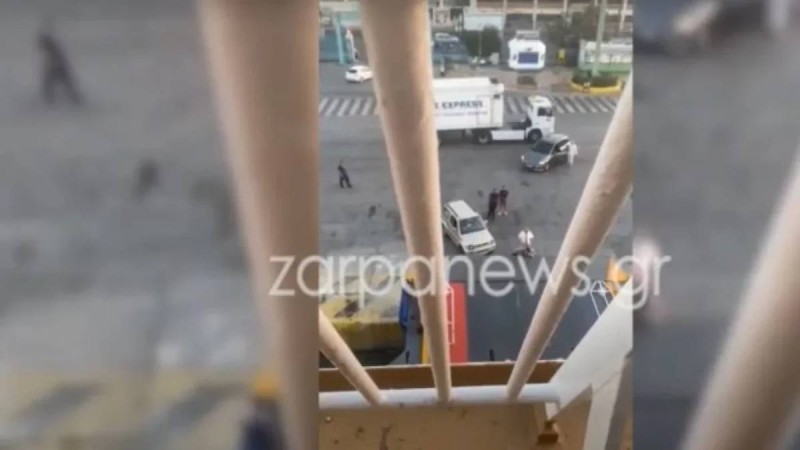 Λιμάνι Πειραιά: Επιβάτης κρεμάστηκε από τον καταπέλτη για να μπει στο πλοίο! (video)