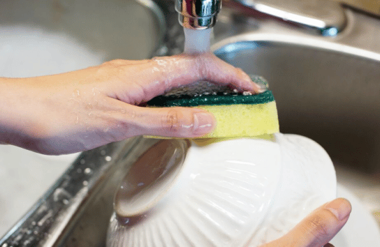 Σφουγγάρι κουζίνας: Αυτή τη κίνηση πρέπει να κάνετε, αν θέλετε να πλένετε σωστά τα πιάτα σας