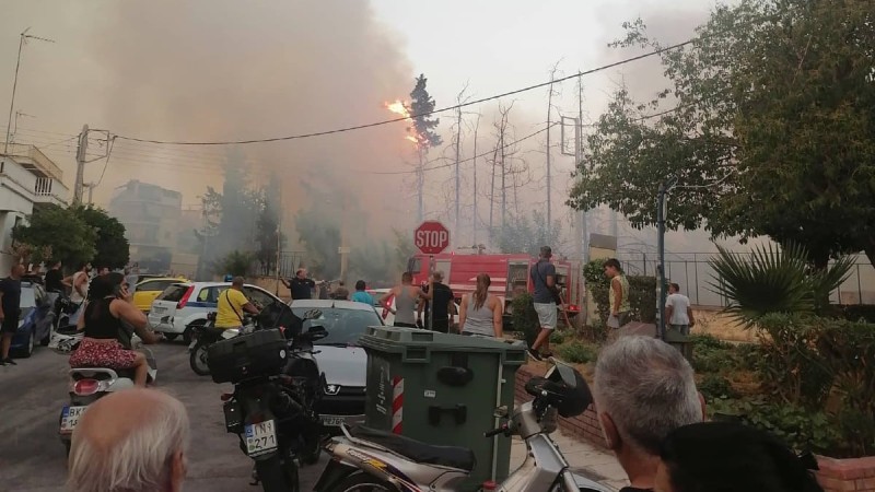 Ξέσπασε φωτιά στη Νίκαια - Έντρομοι οι κάτοικοι στους δρόμους (photo)