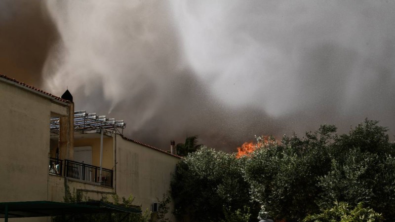 Φωτιά σε σπίτια στον Ωρωπό - Αναφορές για εγκλωβισμένο