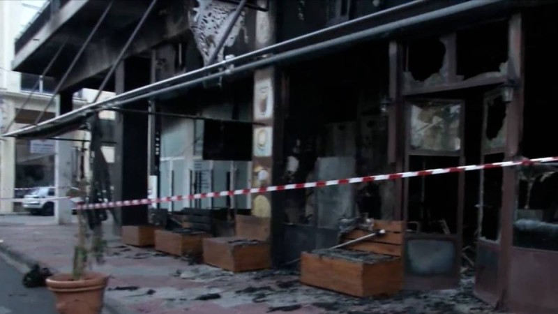 Φωτιά σε καφετέρια στο Περιστέρι – Καταστράφηκε ολοσχερώς η επιχείρηση (video)