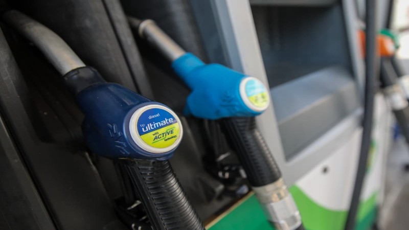 Καύσιμα: «Βουτιά» στη τιμή της βενζίνης - Κάτω από δύο ευρώ η αμόλυβδη στα πρατήρια (Video)